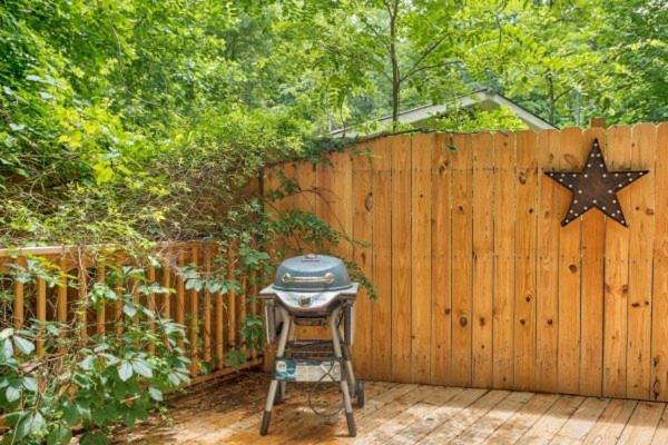 Treehouse Between Gatlinburg And Pigeon Forge. Pet Friendly! Kültér fotó