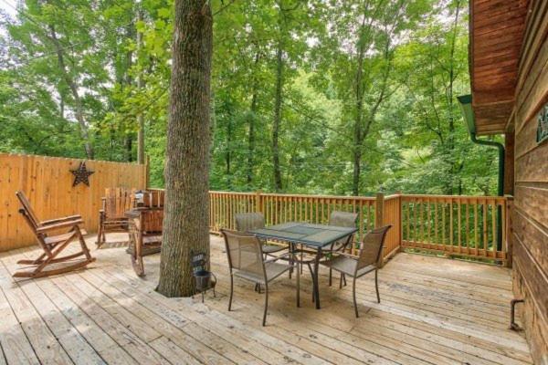 Treehouse Between Gatlinburg And Pigeon Forge. Pet Friendly! Kültér fotó